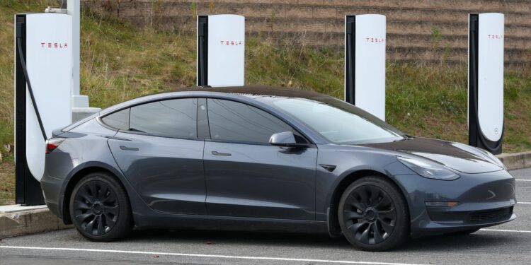 Acciones que realizan los movimientos más grandes Premarket: TSLA, AAPL, AMZN, SPOT