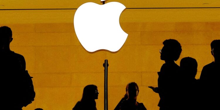 Existencias que hacen los movimientos más grandes del mediodía: AAPL, Baba, PLTR