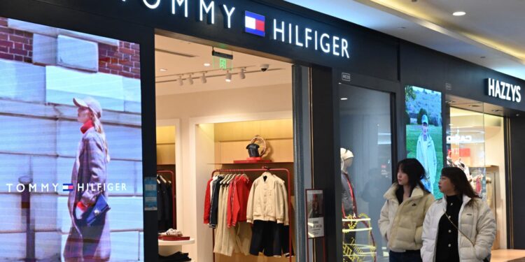 PVH, JNJ, NMAX, Shak y más