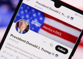 Acciones que realizan los movimientos más grandes del mediodía: TSLA, DJT, AMZN, RIVN