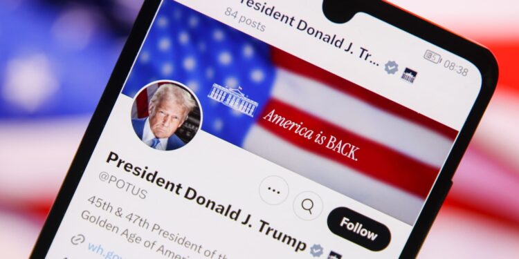 Acciones que realizan los movimientos más grandes del mediodía: TSLA, DJT, AMZN, RIVN
