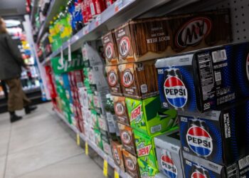 Las existencias que hacen los movimientos más grandes del mediodía: Pep, TXN, ahora, IBM