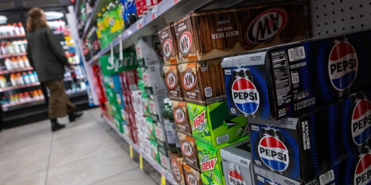 Las existencias que hacen los movimientos más grandes del mediodía: Pep, TXN, ahora, IBM