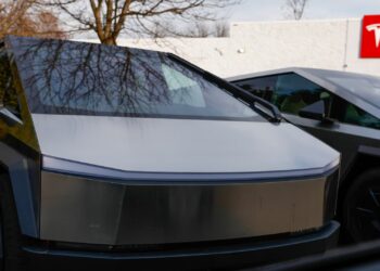 Las existencias que hacen los movimientos más grandes del mediodía: Tesla, Newsmax, Bloom Energy, On Holding, Roblox y más