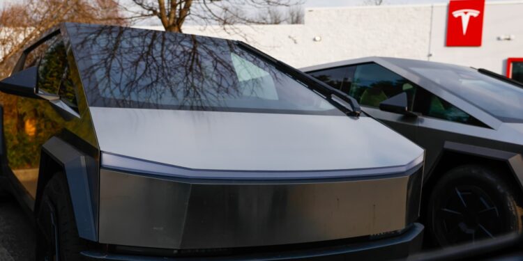 Las existencias que hacen los movimientos más grandes del mediodía: Tesla, Newsmax, Bloom Energy, On Holding, Roblox y más