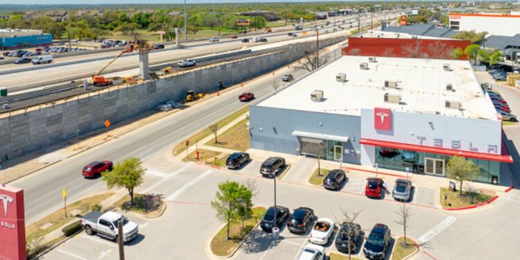 Las acciones que realizan los movimientos más grandes Premarket: Tesla, Newsmax, Ncino y más