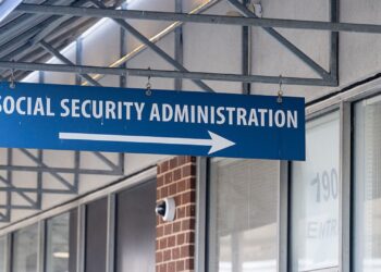 Los defensores de la discapacidad demandan el Seguro Social y DuGe para detener los recortes de servicios