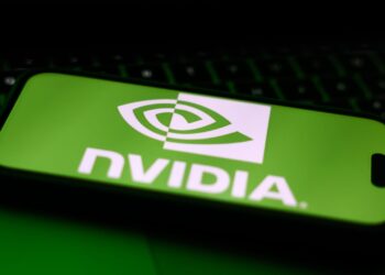 Acciones que realizan los movimientos más grandes del mediodía: NVDA, ASML, AMD