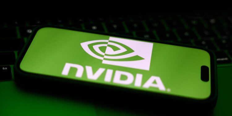 Acciones que realizan los movimientos más grandes del mediodía: NVDA, ASML, AMD