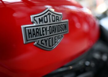 Acciones que realizan los movimientos más grandes del mediodía: Capri, Janover, Harley-Davidson, Carmax, US Steel y más