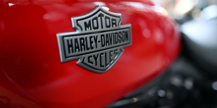 Acciones que realizan los movimientos más grandes del mediodía: Capri, Janover, Harley-Davidson, Carmax, US Steel y más