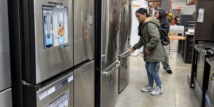 Los pedidos de artículos de boletos grandes, como autos y electrodomésticos, aumentaron el 9.2% en marzo en Rush para vencer a los aranceles