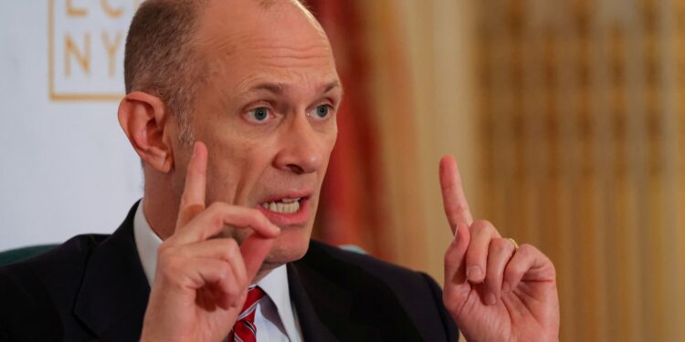 Los aranceles de Trump podrían causar una caída económica de verano: presidente de la Fed de Chicago