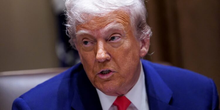 La tarifa de triple dígito de Trump esencialmente reduce la mayor parte del comercio con China, dice Economist