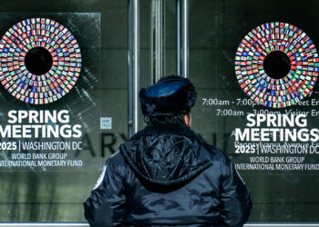 El FMI ve el déficit fiscal de EE. UU. En 2025, citando los ingresos de la tarifa