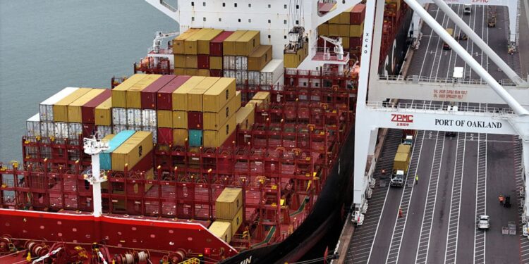 Las empresas están tratando de pasar los costos de tarifa a los clientes: Informe Fed