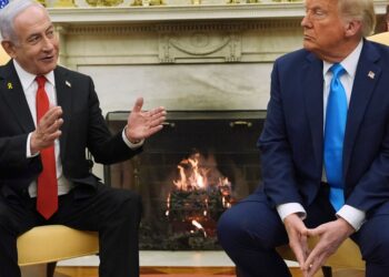 Trump dice que no está retrocediendo en las tarifas, los llama ‘medicina’ a medida que los mercados se vuelven