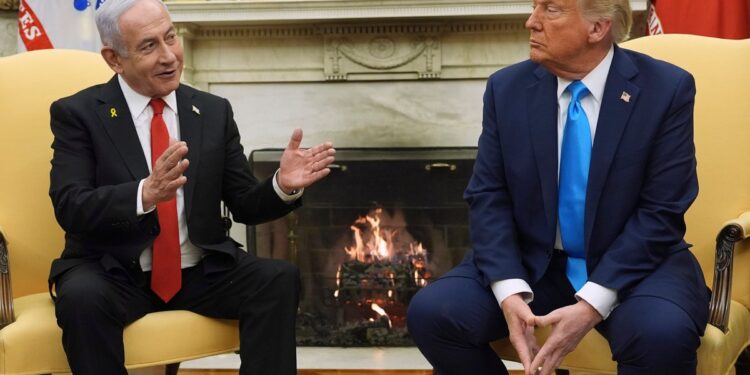 Trump dice que no está retrocediendo en las tarifas, los llama ‘medicina’ a medida que los mercados se vuelven