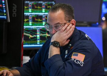 Las existencias estadounidenses se sumergen después de otra impresionante inversión a medida que reina la incertidumbre sobre los aranceles de Trump