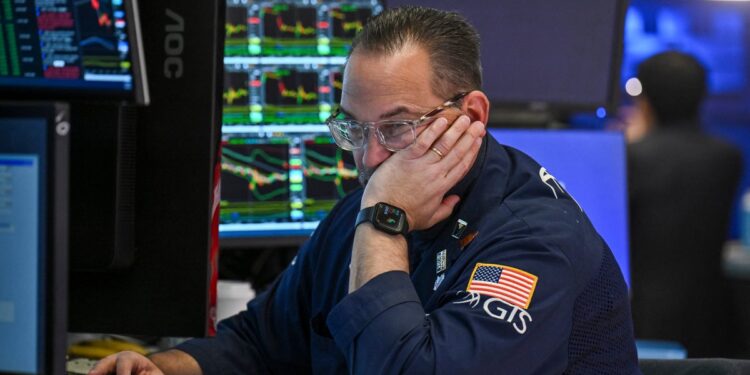 Las existencias estadounidenses se sumergen después de otra impresionante inversión a medida que reina la incertidumbre sobre los aranceles de Trump