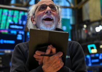 La euforia de Wall Street nos envía acciones a ganancias históricas después de que Trump detiene la mayoría de sus aranceles