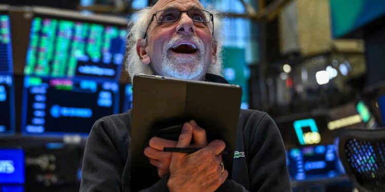 La euforia de Wall Street nos envía acciones a ganancias históricas después de que Trump detiene la mayoría de sus aranceles