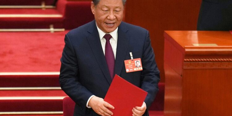Las exportaciones de China saltan 12.4% y las importaciones cayeron cuando Trump empujó los aranceles estadounidenses más altos