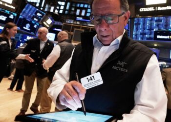 Wall Street y el dólar se retiran a medida que los inversores se retiran más de los Estados Unidos