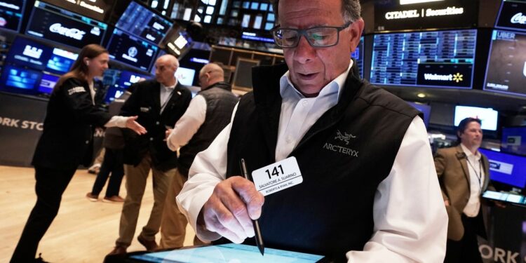 Wall Street y el dólar se retiran a medida que los inversores se retiran más de los Estados Unidos