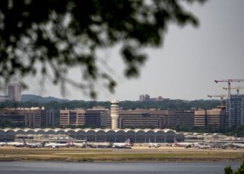Los legisladores dicen que los aviones se toparon en la pista en el aeropuerto nacional