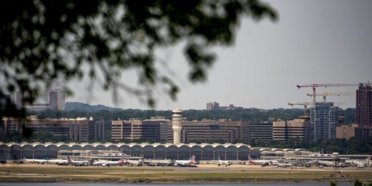 Los legisladores dicen que los aviones se toparon en la pista en el aeropuerto nacional