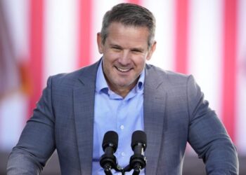 Kinzinger publica clip de hermanastros para burlarse de las tarifas de Trump