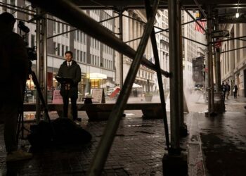 El memorando: Trump bajo presión sobre los aranceles mientras Dow se hunde de nuevo