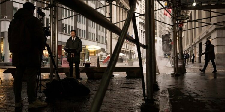 El memorando: Trump bajo presión sobre los aranceles mientras Dow se hunde de nuevo