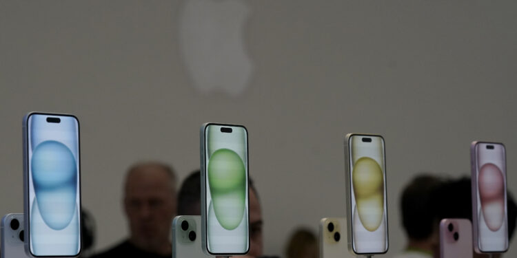 Trump exime los teléfonos, las computadoras de sus aranceles recíprocos