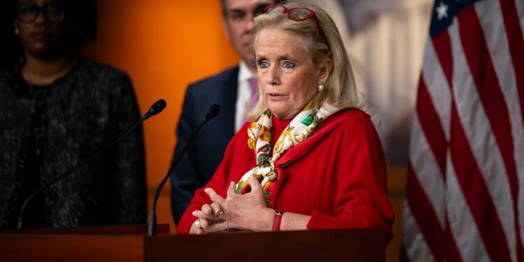 Michigan Demócrata respalda las aranceles de Trump en China, el enfoque de golpea como “caótico”