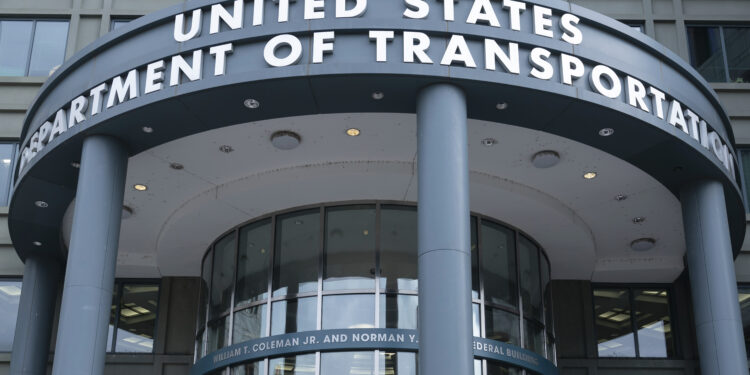 ‘Insulting’: en medio de reducciones de la fuerza laboral, DOT ofrece a los empleados consejos sobre marca personal, gestión de emociones