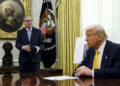 Las tarifas de referencia del 10 por ciento de Trump están aquí para quedarse, dice Hassett