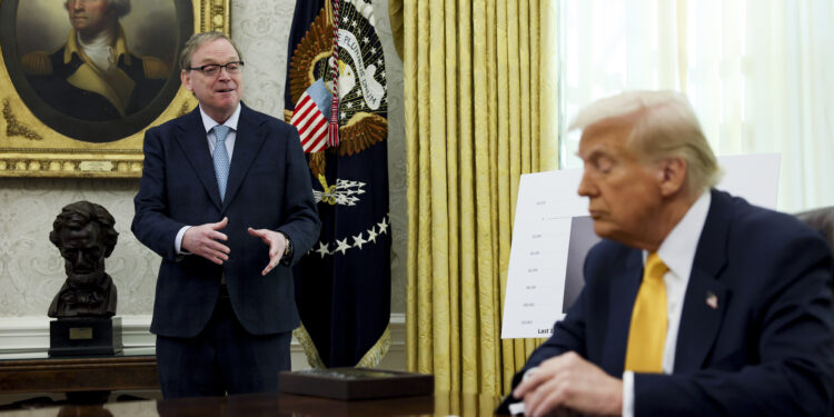 Las tarifas de referencia del 10 por ciento de Trump están aquí para quedarse, dice Hassett
