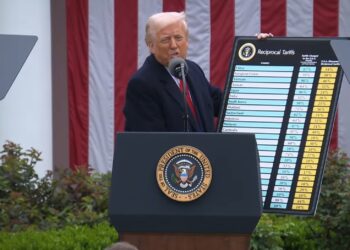 Trump anuncia aranceles universales de al menos 10% en la mayoría de las naciones