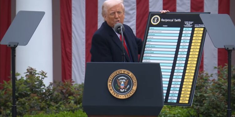 Trump anuncia aranceles universales de al menos 10% en la mayoría de las naciones