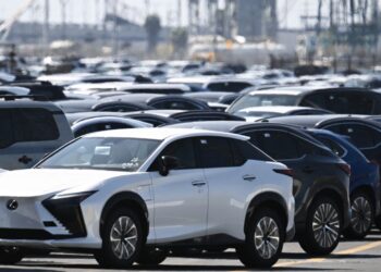 Salto de ventas minoristas a medida que la gente se apresura a comprar autos antes de las tarifas: NPR