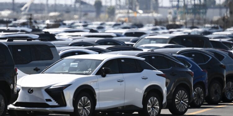 Salto de ventas minoristas a medida que la gente se apresura a comprar autos antes de las tarifas: NPR