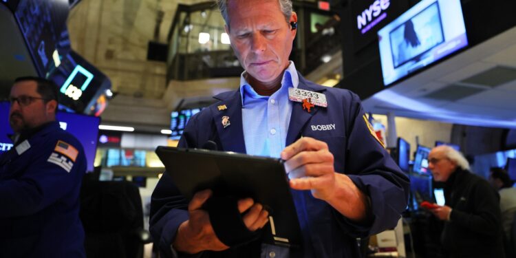 Las acciones estadounidenses vuelven a caer, eliminando las ganancias anteriores a medida que el choque arancelario de Trump sigue siendo: NPR