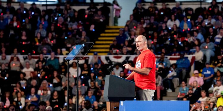 Por qué UAW vuelve las tarifas de Trump sobre la industria automotriz: NPR