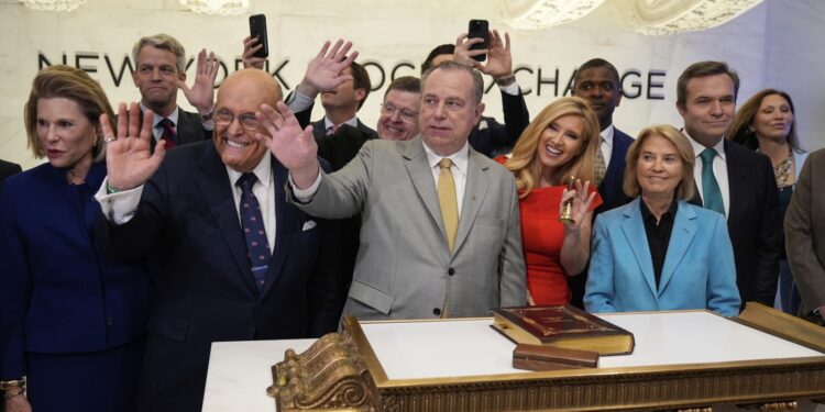 El juez encuentra que Newsmax emitió reclamos falsos y difamatorios sobre los sistemas de votación de dominio: NPR