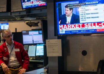 Las acciones estadounidenses caen sobre los temores de la guerra comercial sobre los nuevos aranceles: NPR