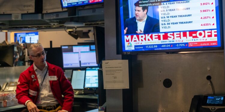 Las acciones estadounidenses caen sobre los temores de la guerra comercial sobre los nuevos aranceles: NPR