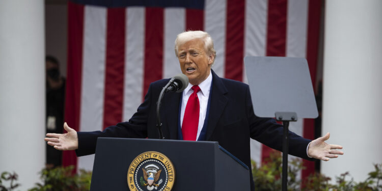 El mundo comienza a responder a las tarifas de Trump, arriesgando la escalada