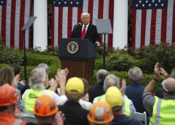 Trump impone un 10 por ciento de aranceles universales, más alto para los principales socios comerciales